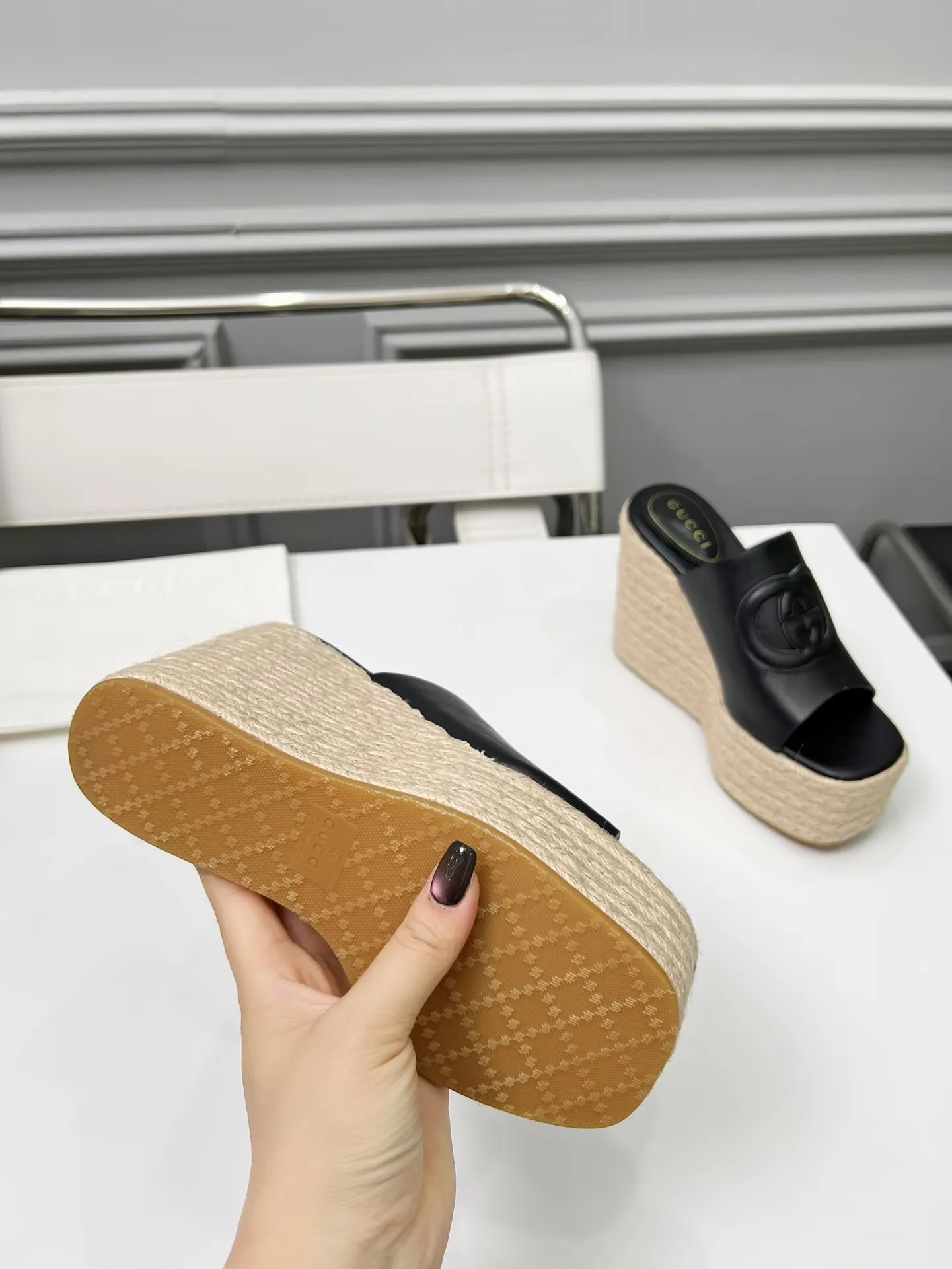 👟👟Ex-factory price 460👟👟 Gucci’s new slippers, fashionable, high-end and full of personality✅ Very stable, comfortable and durable for daily use, convenient and unique for daily matching, a must-have classic for summer, the upper is made of GUCCI brand stitching Fabric: cowhide Lining/feet: sheepskin Platform height: 11cm Color: black, white, brown, burgundy, pink Code number: 35-42 (41 and 42 need to be customized) Packaging: Comes with cloth bag and card.